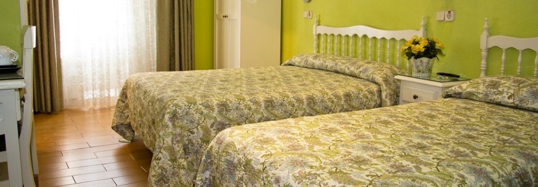 Habitaci&oacute;n triple familiar | Hostal Los Alpes