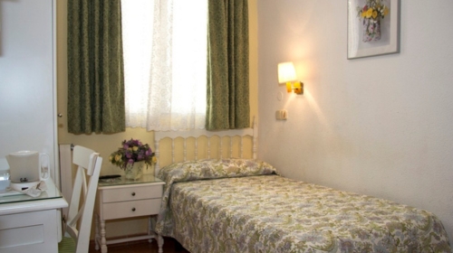 Individual Room Shared Bathroom Hostal Los Alpes