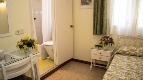 Individual Private Bathroom Hostal Los Alpes
